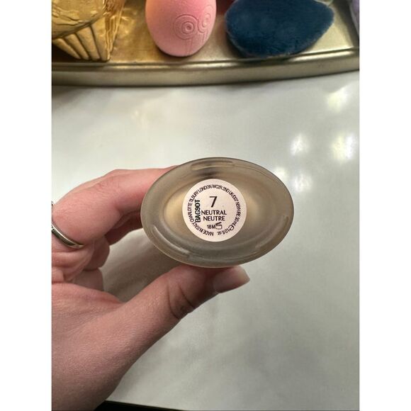Charlotte Tilbury Airbrush Flawless Blurring & Matte Foundation Shade 7 Neutral - Picture 2 of 2